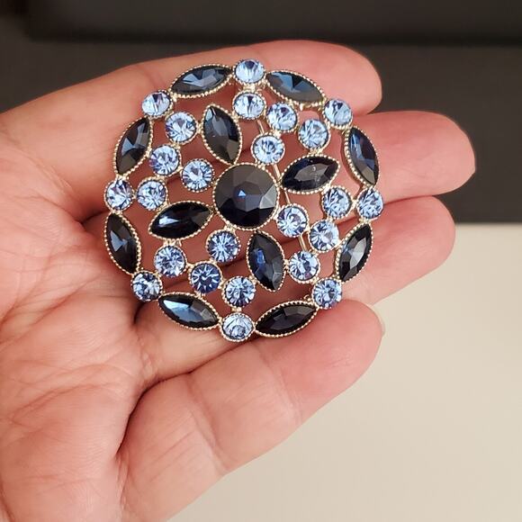 Monet Brooch‎ Silver Tone Light and Dark Blue Rhinestones 2 inches Across - Picture 1 of 8